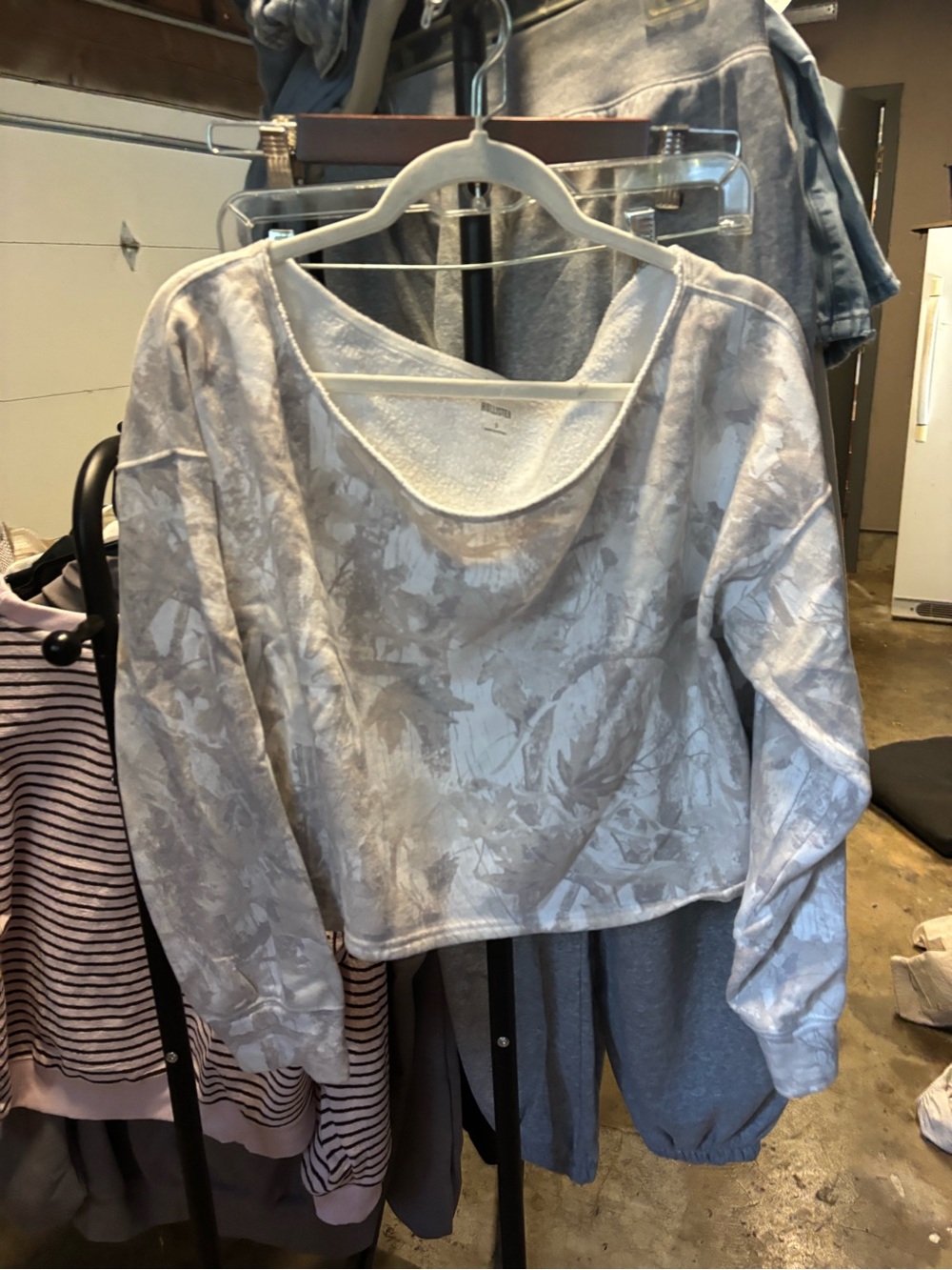 Hollister Light Gray Floral-Print Cropped Sweatshirt